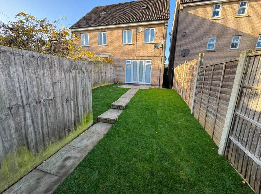 Modern Townhouse - 3 Bed 2.5 Bath 2 Private Gated Parking Villa Wellingborough Eksteriør billede
